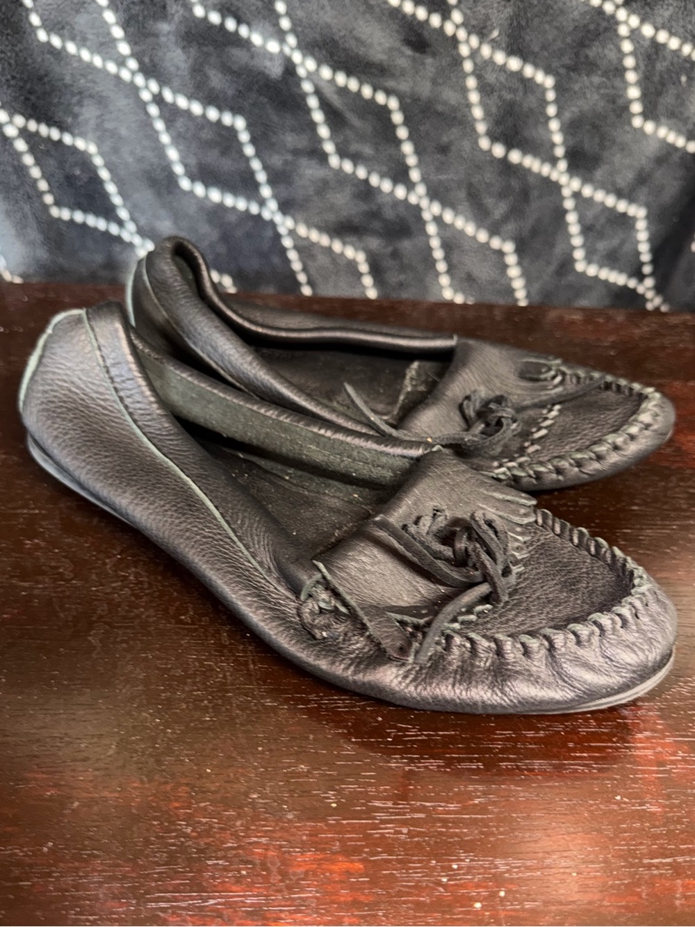 Minnetonka Women's Leather Black Minimalist Loafer Moccasins SZ 7
